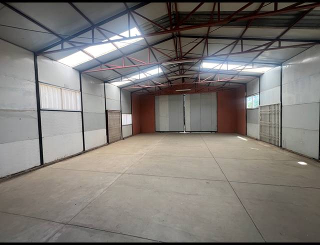 126M² WAREHOUSE TO LET IN MOSTYN PARK